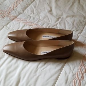 Taupe manolo blahnik flats